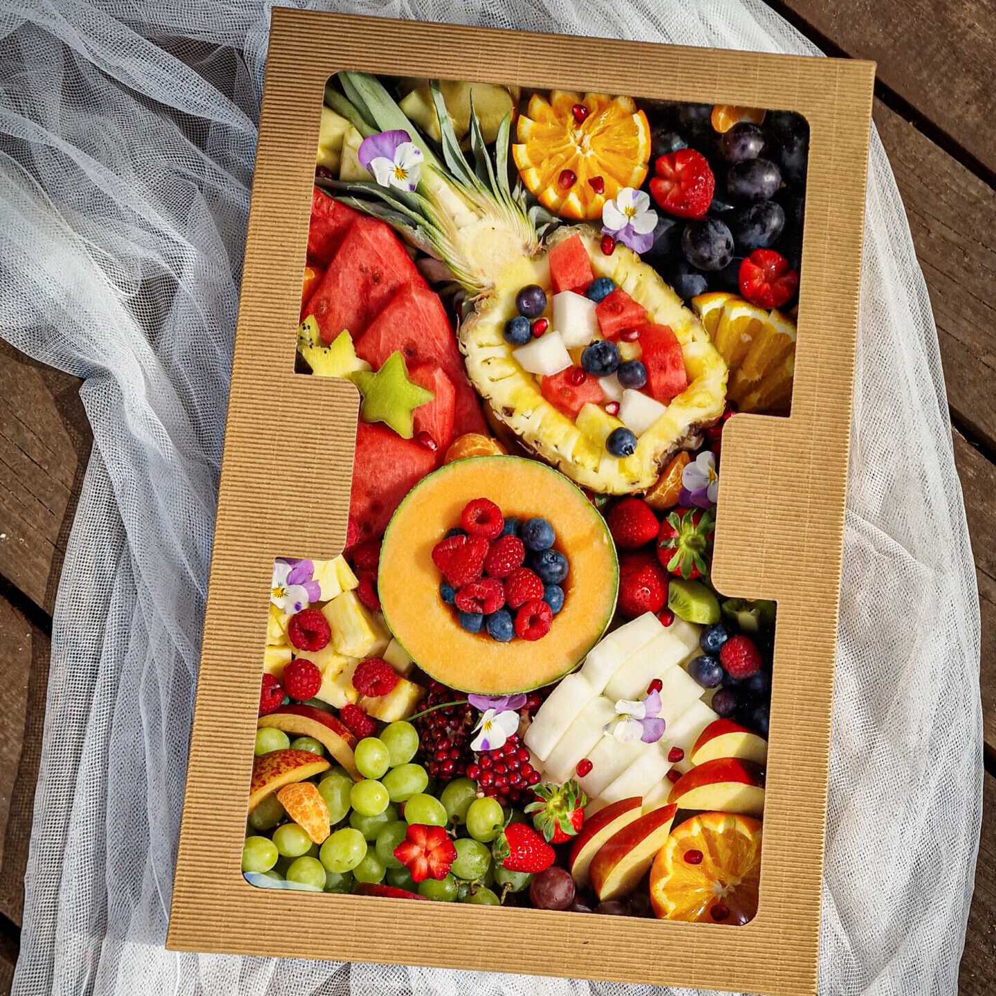 Soczyste kawałki świeżych owoców, zarówno tropikalnych jak i tych sezonowych. Prawdziwa eksplozja smaków i kolorów zamknięta w ogromnym, ale jakże uroczym pudełku.