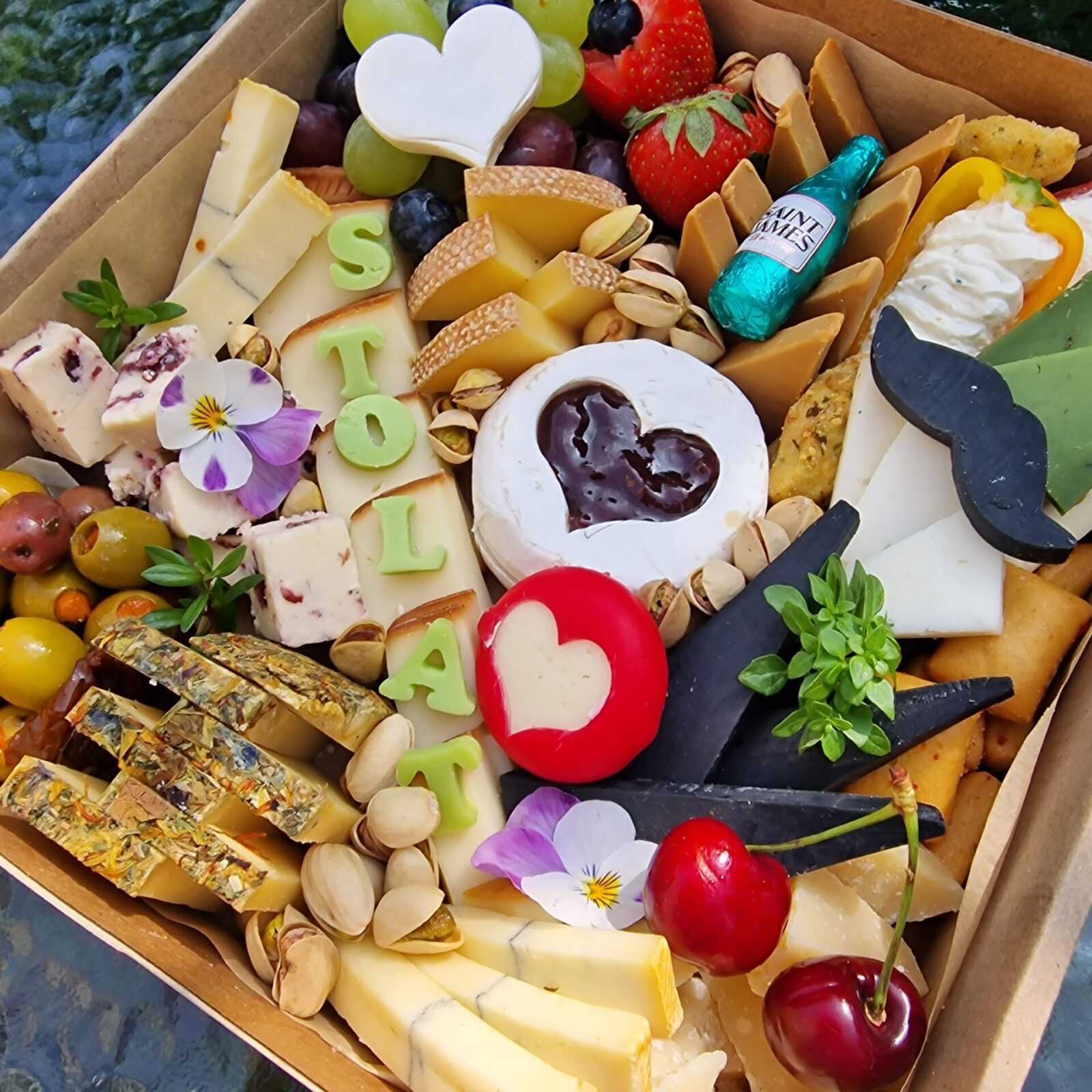 Vege box. Box wypełniony serami, warzywami, owocami, a do tego jeszcze orzechy oraz przekąski - te słodkie jak i słone.
